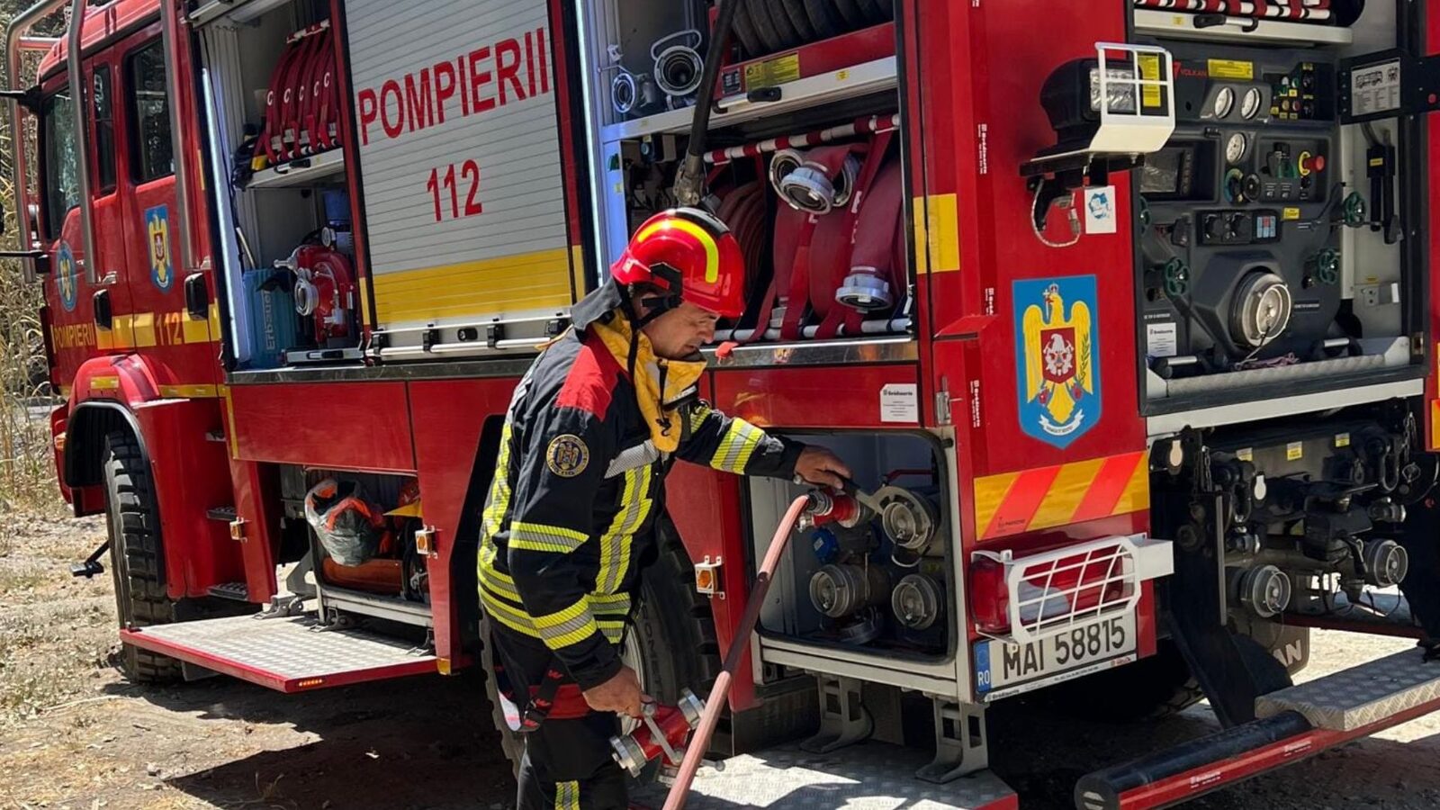 Incendiu la hală piese auto Oradea. Intervin 11 autospeciale