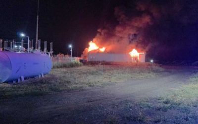 Incendiu violent la hala de baterii din Stâlpu, Buzău
