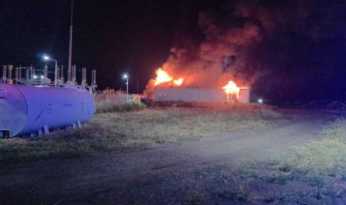 Incendiu violent la hala de baterii din Stâlpu, Buzău