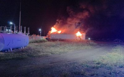 Incendiu violent la Stâlpu, Buzău: Hală de stocare baterii sub flăcări