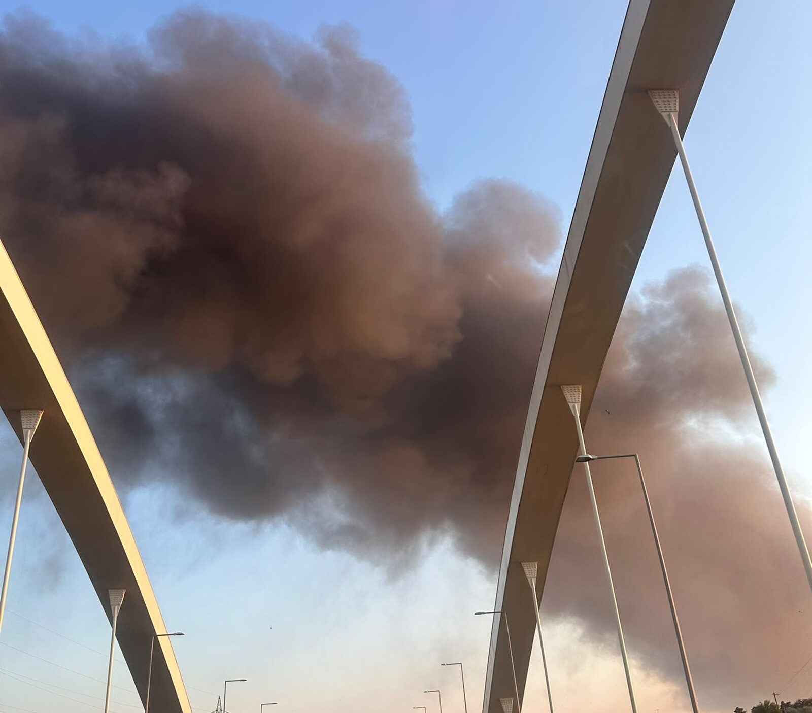 Lumina, în flăcări: Incendiu major provoacă degajări masive de fum