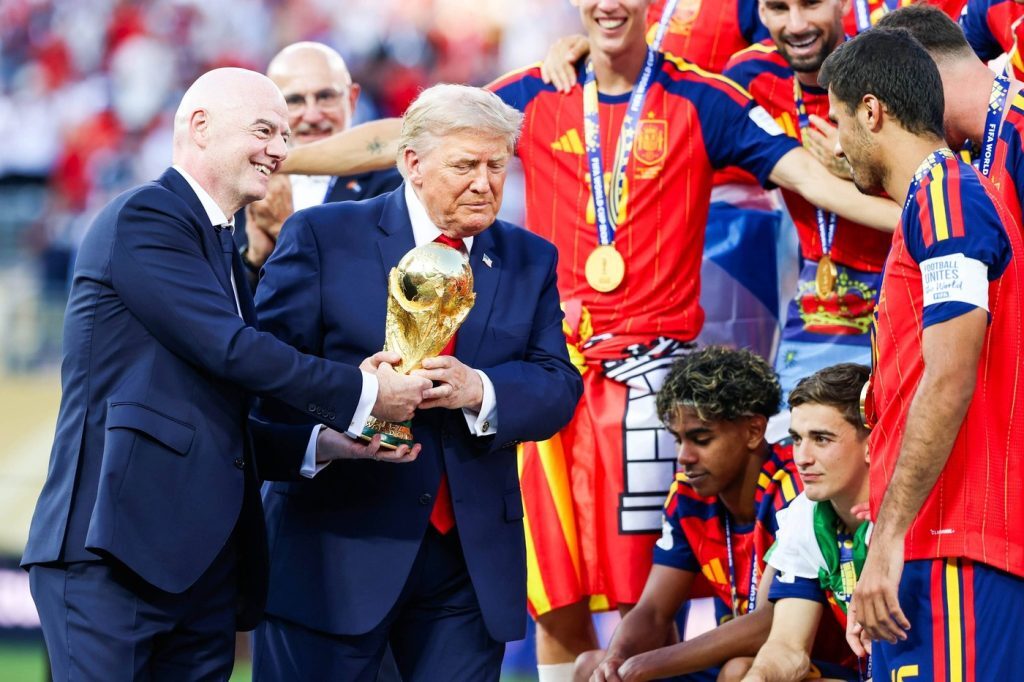 Trump, în poza Spaniei cu Cupa Mondială. Gestul lui Infantino