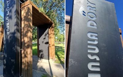 Baronul local, ridicat în slăvi cu porți impunătoare