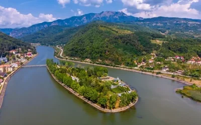 Insula României salvată de la înec: 6 metri înălțime și o icoană sacră