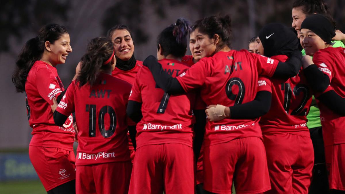 Afgane, la 13.000 km: Interzisă acasă, echipa de fotbal își îngroapă trofeele