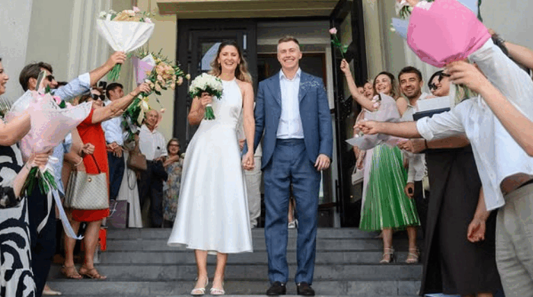 BEGU S-A CĂSĂTORIT CU ANTRENORUL EI. CINE E ALESUL