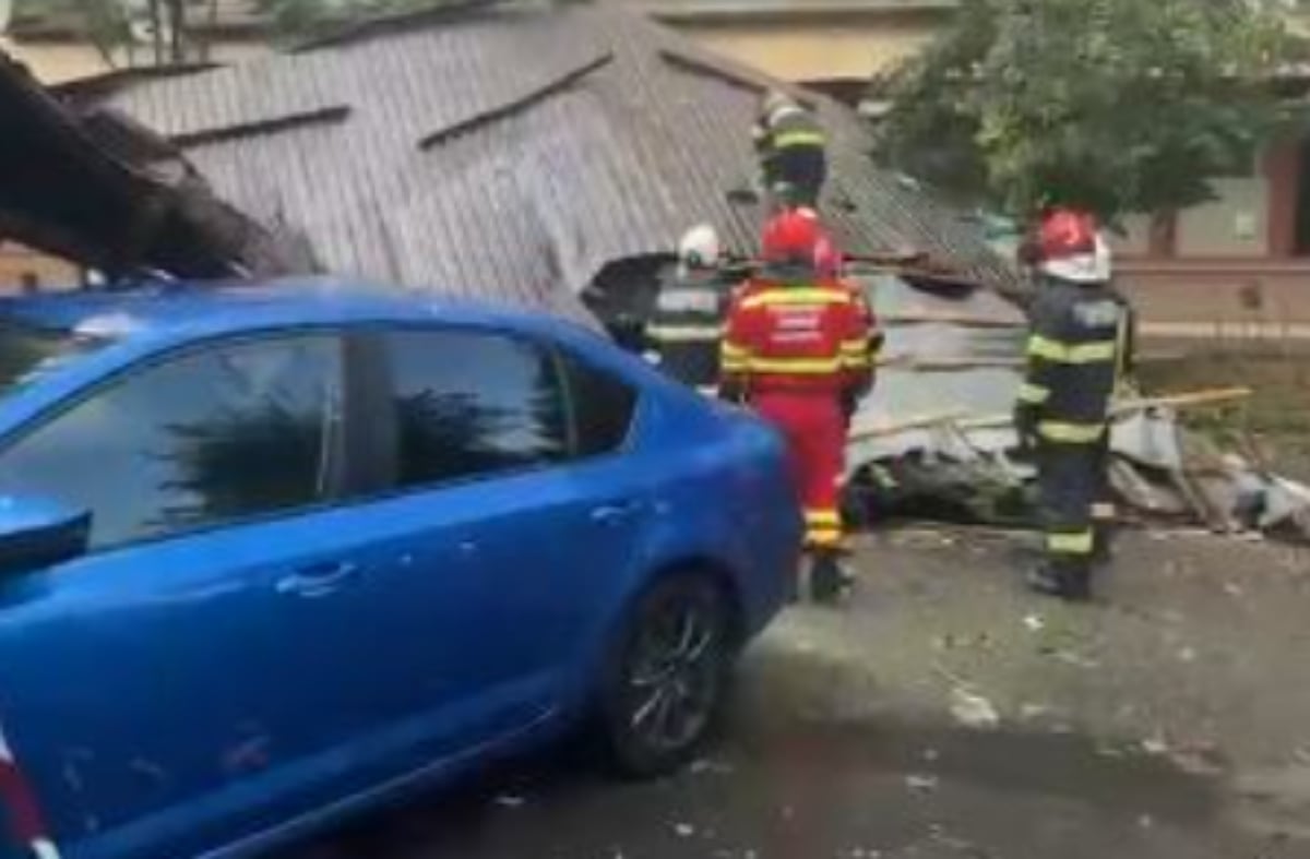 Vijelie în Cluj, Sibiu, Bihor: Acoperișuri smulse, cod roșu de ploi