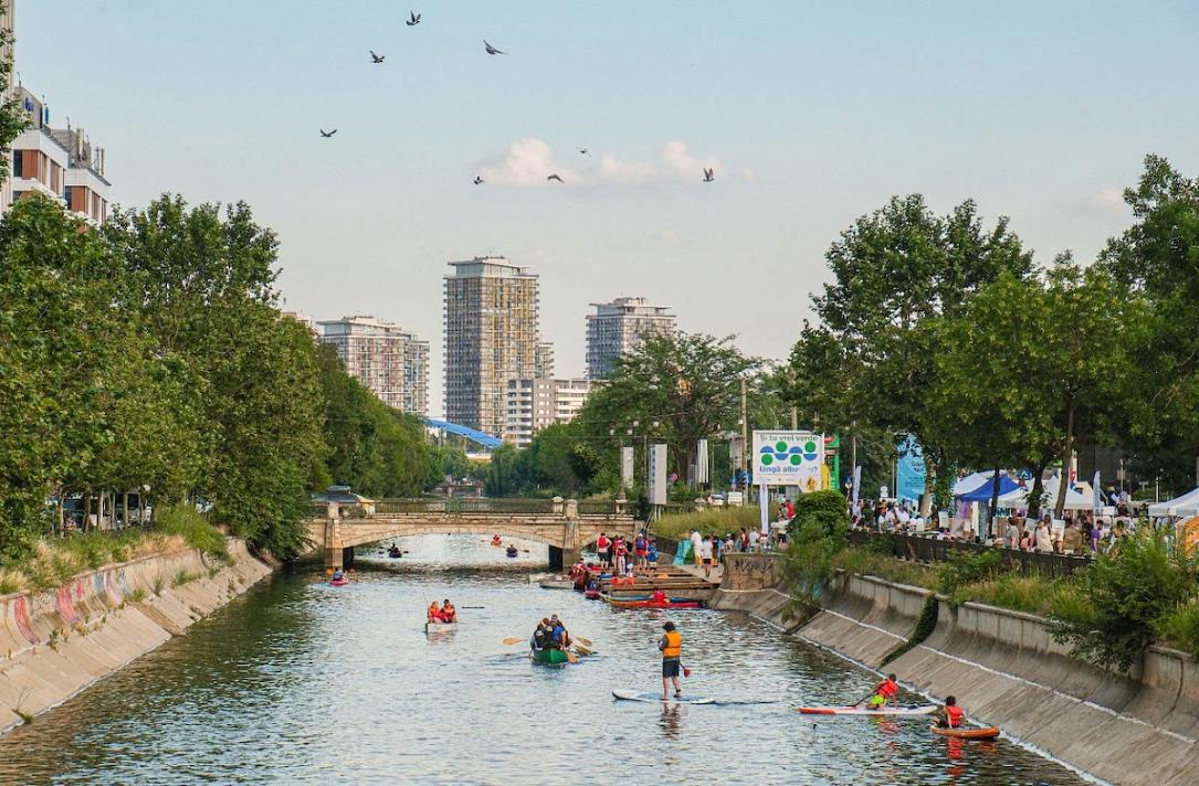Primăria București dă drumul la caiac gratuit pe Dâmbovița