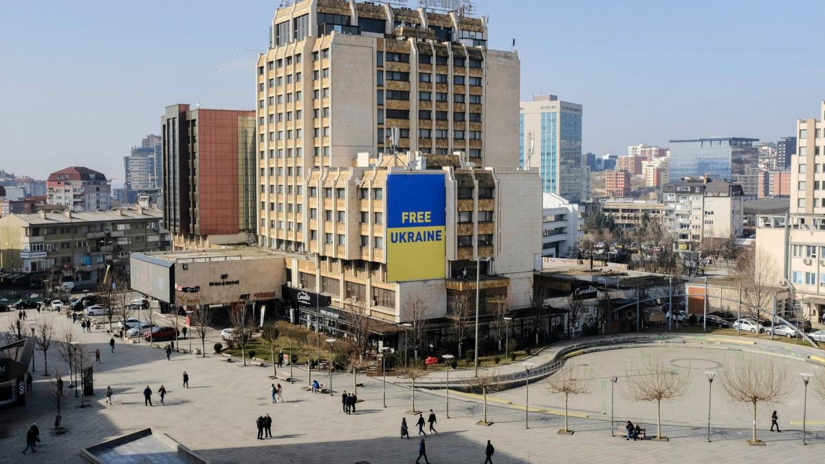 Kosovarii, reacție dură la Priștina: Au dărâmat steagul Ucrainei