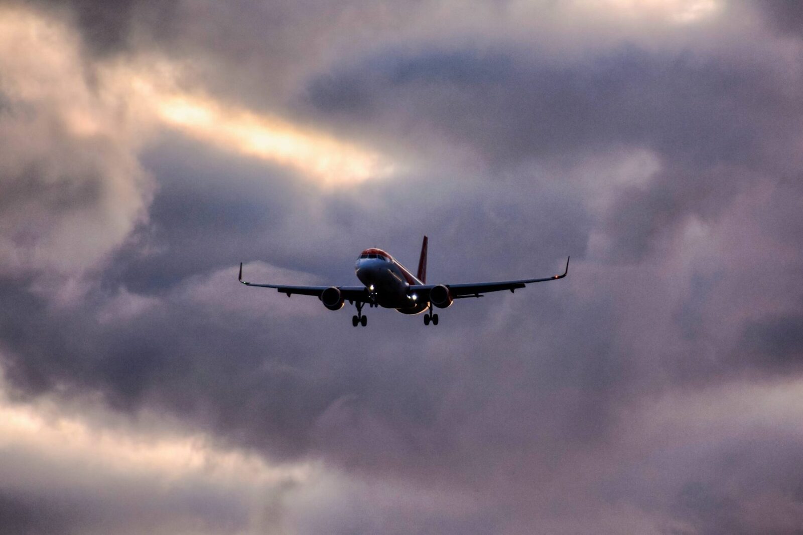 Incendiu în avion: Powerbank a provocat panică, 206 pasageri, aterizare forțată