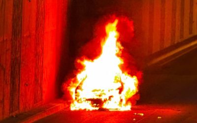 Incendiu cumplit în Pasajul Băneasa: Mașină în flăcări, explozie. Trei oameni, salvați în ultimul moment | VIDEO