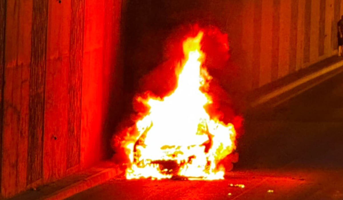 Incendiu cumplit în Pasajul Băneasa: Mașină în flăcări, explozie. Trei oameni, salvați în ultimul moment | VIDEO