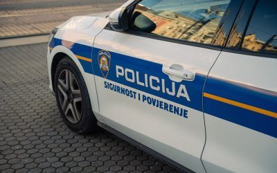 Polițiștii croați, prinși în amor cu foc la serviciu