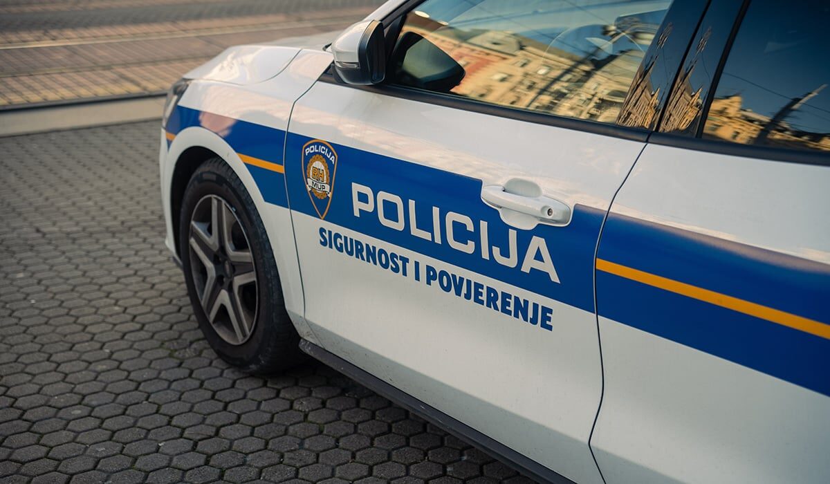 Polițiștii croați, prinși în amor cu foc la serviciu