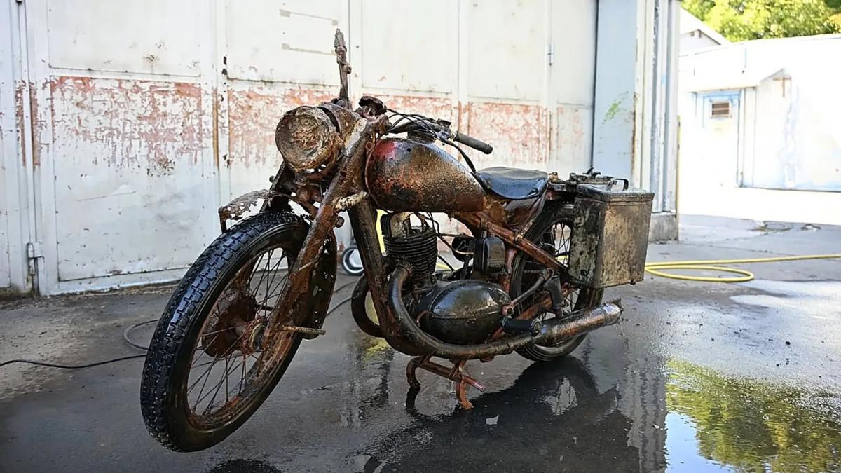 Dunărea A Dezvăluit: Motocicletă WL, Soldați Wehrmacht Captivi