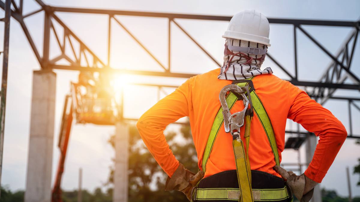 Constructori și electricieni, 7.000 euro! Se caută meseriași