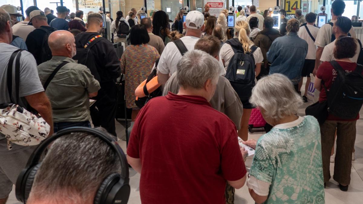 Spania taie Schengen: Români blocați în aeroporturi după suspendarea din Italia