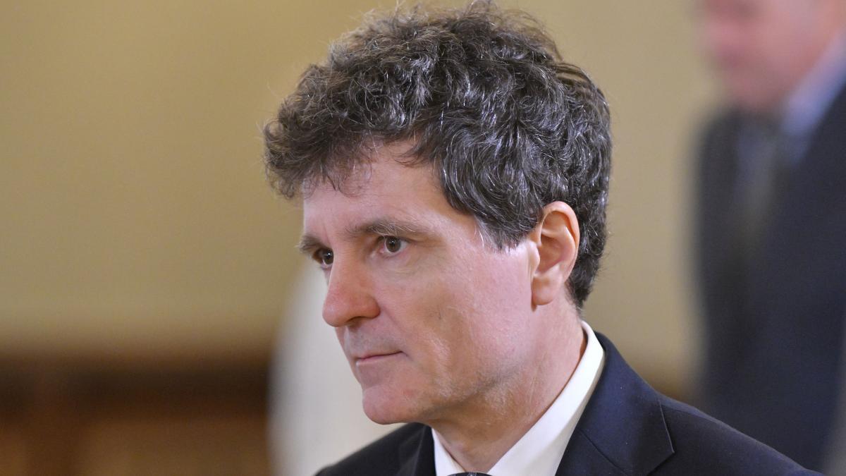 Nicușor Dan: Euro se poate adopta dacă politicienii uită de propriile interese