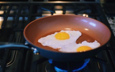 Ouă prăjite perfect: Truc genial de chef care-ți schimbă rețeta