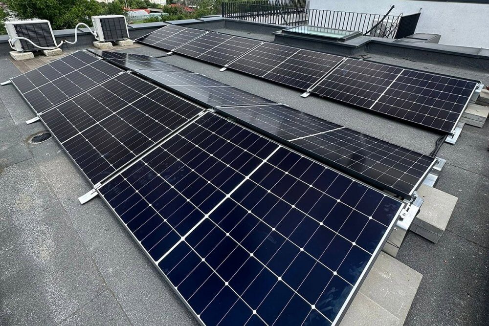Bolojan: Energie solară doar cu stocare, nu injectare directă