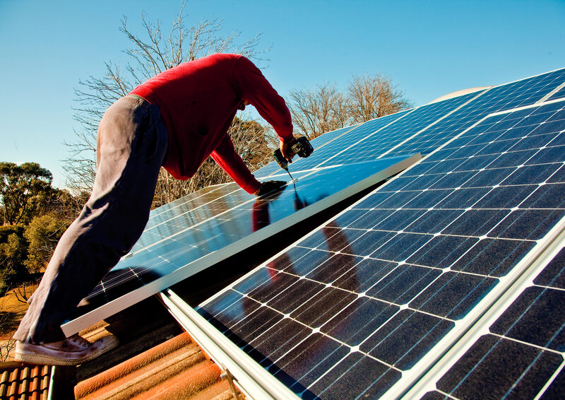 Prosumatori România: Câți români au panouri solare conectate la rețea