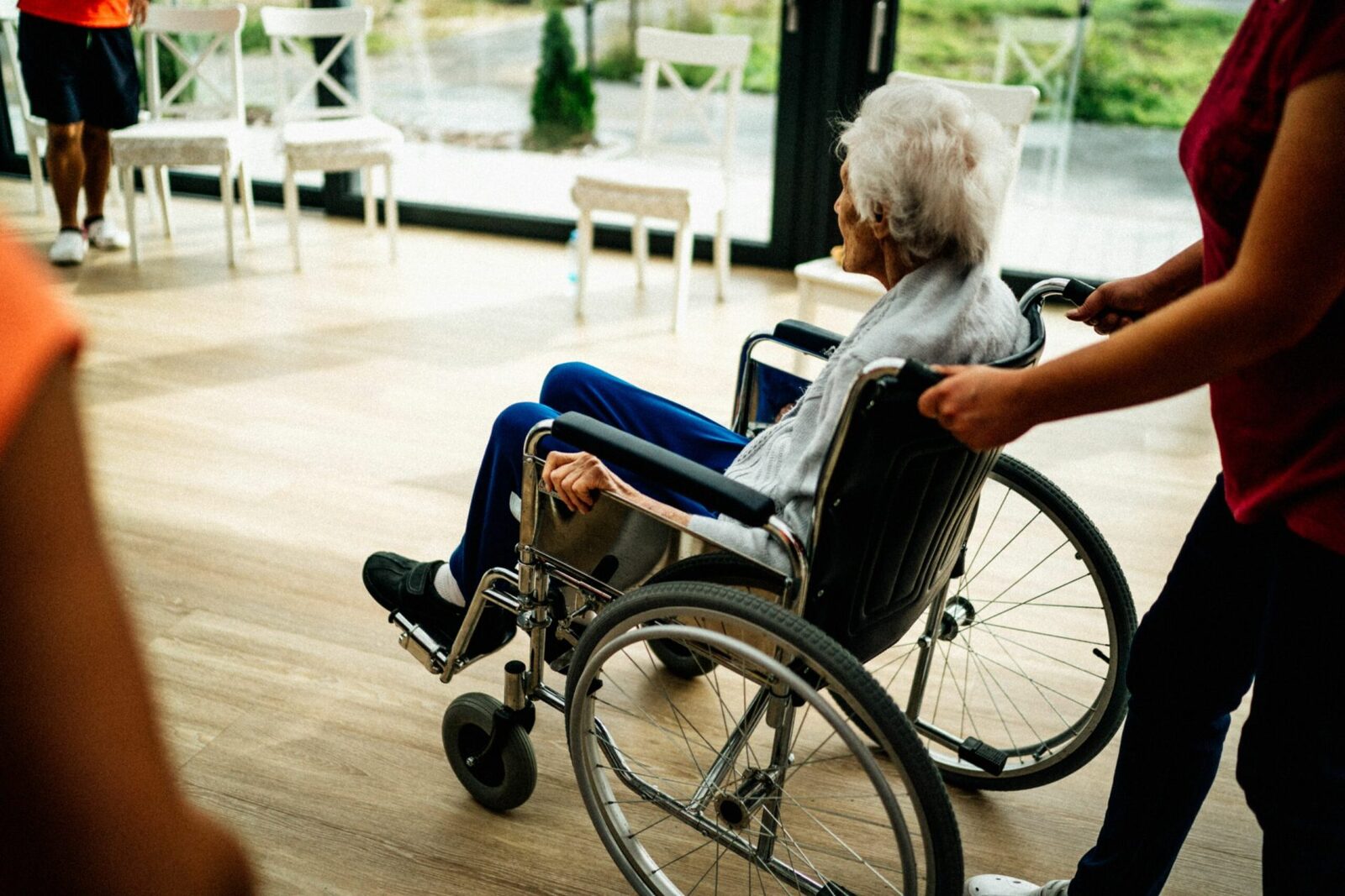 Control șoc la azilul din Neamț: 7 bătrâni, relocați de urgență
