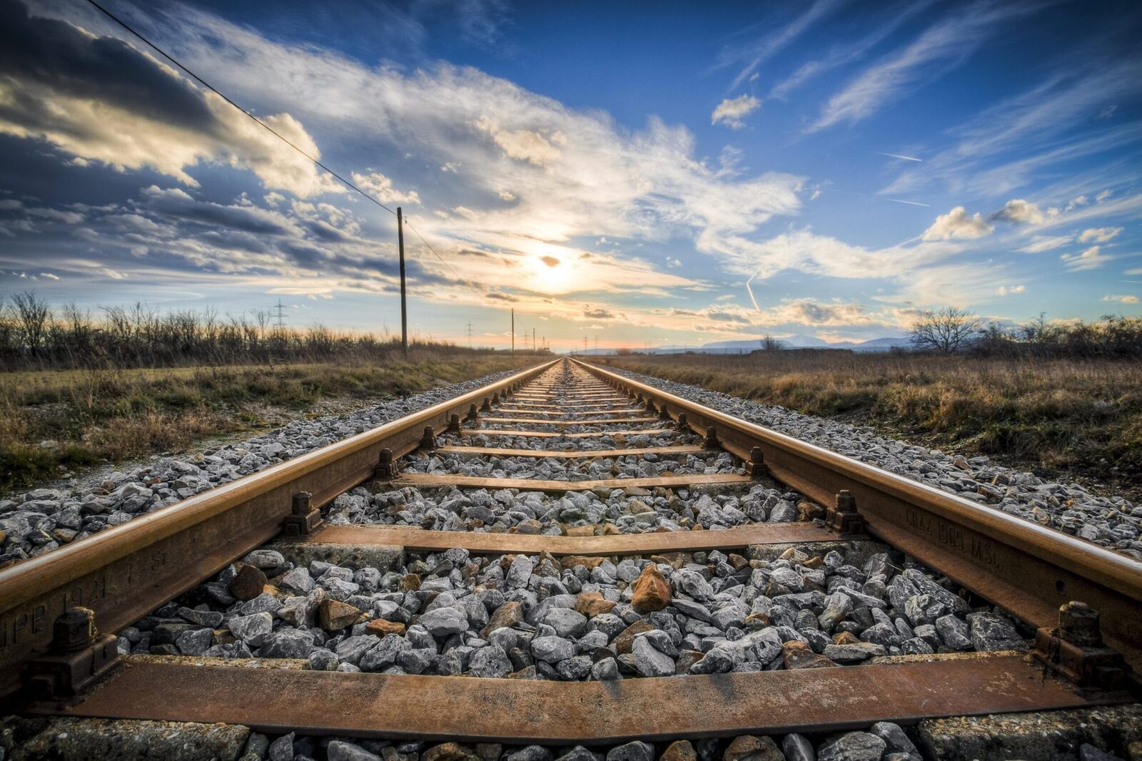 Tren sub pericol! Anchetă după obstacole pe calea ferată Constanța-Mangalia