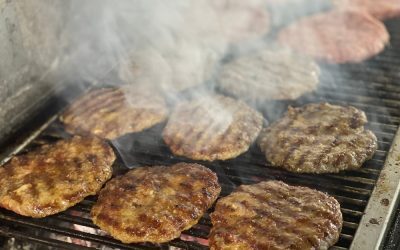 Pljeskavica, mai gustoase ca burgerii, acum acasă