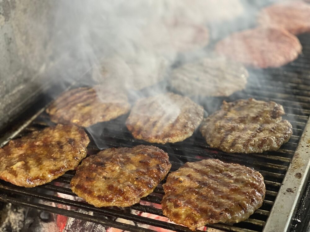 Pljeskavica, mai gustoase ca burgerii, acum acasă