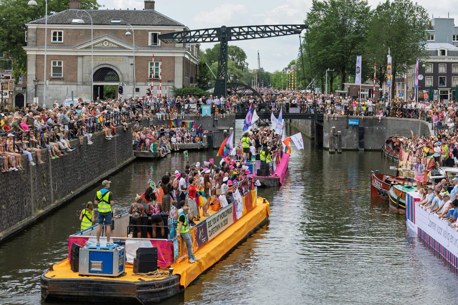 Amsterdam: 25 de ani de la primele căsătorii gay, zeci de „da”-uri la Pride