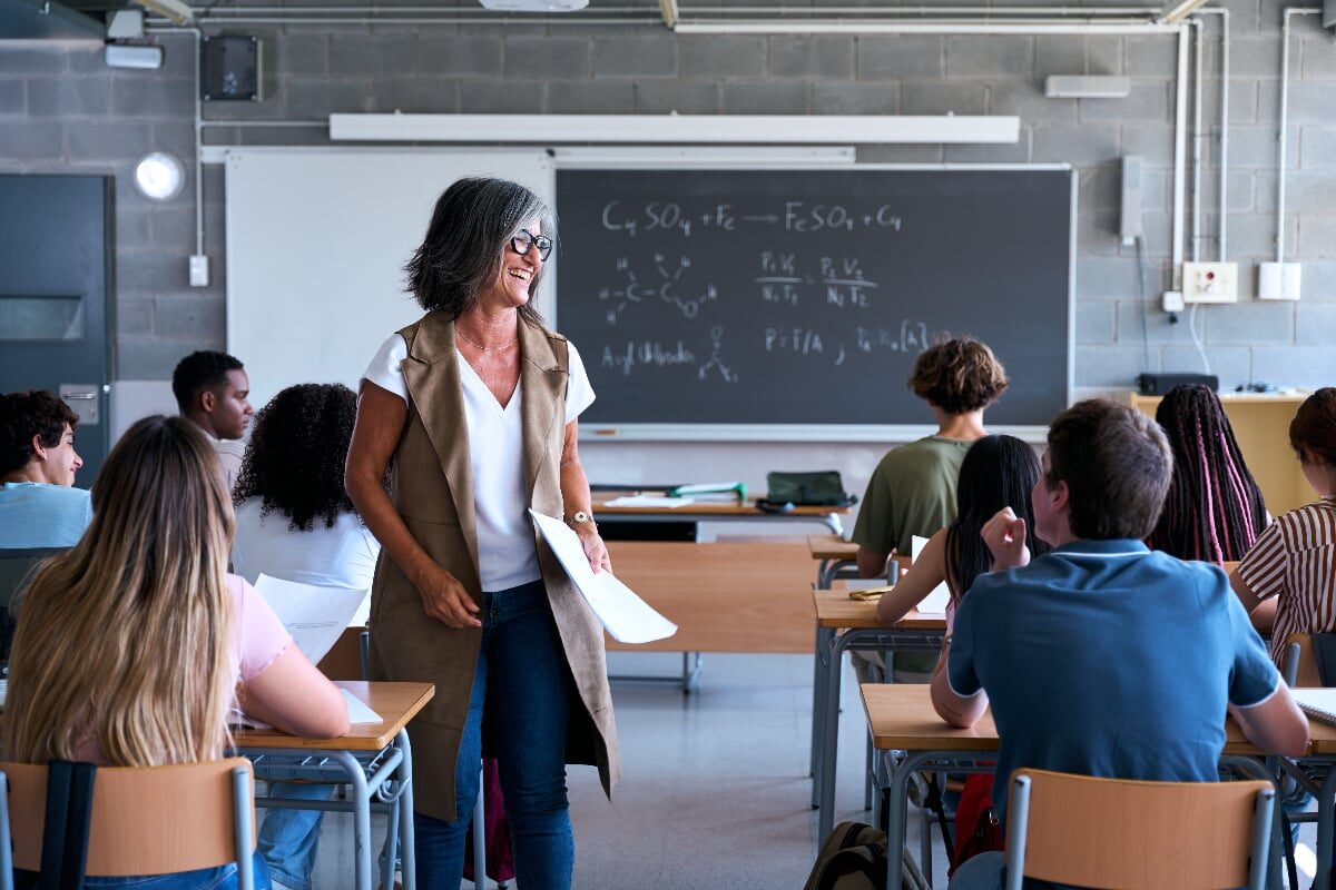 Profesoara de lux: 17 ani fără clasă, mii de euro lunar