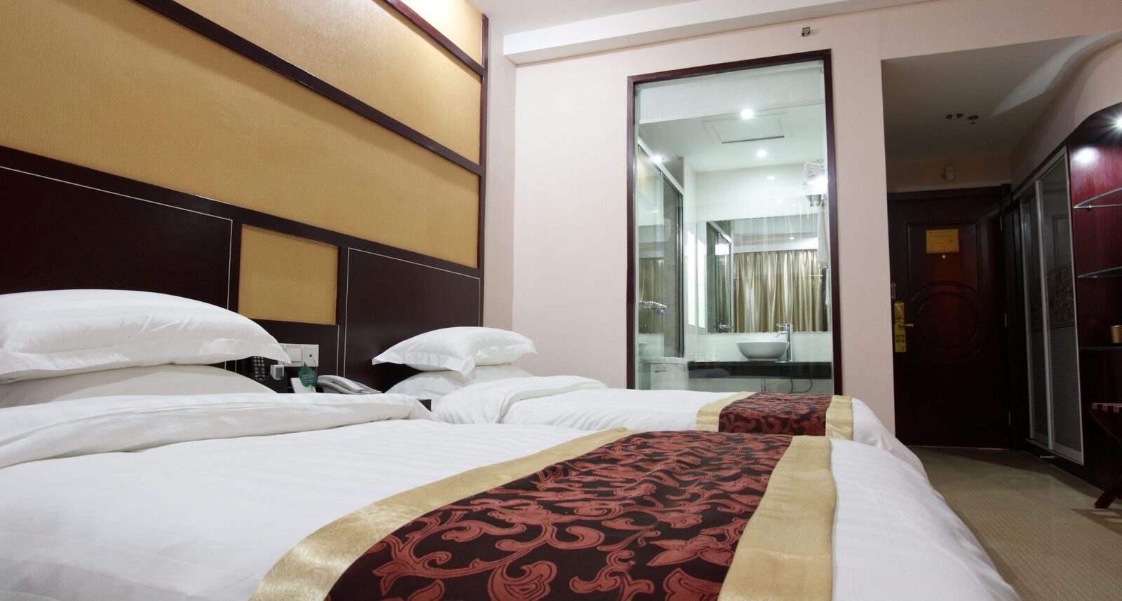 Camere ascunse în hoteluri? Verifică simplu și află adevărul despre „testul cu degetul”