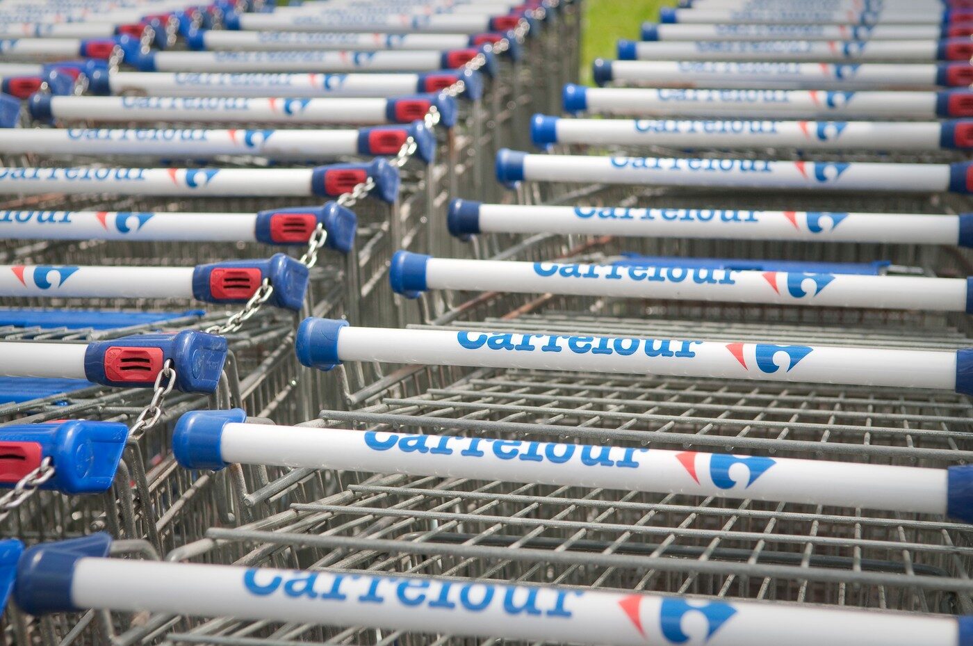 Carrefour sub Dedeman: Ce se întâmplă cu produsele românești