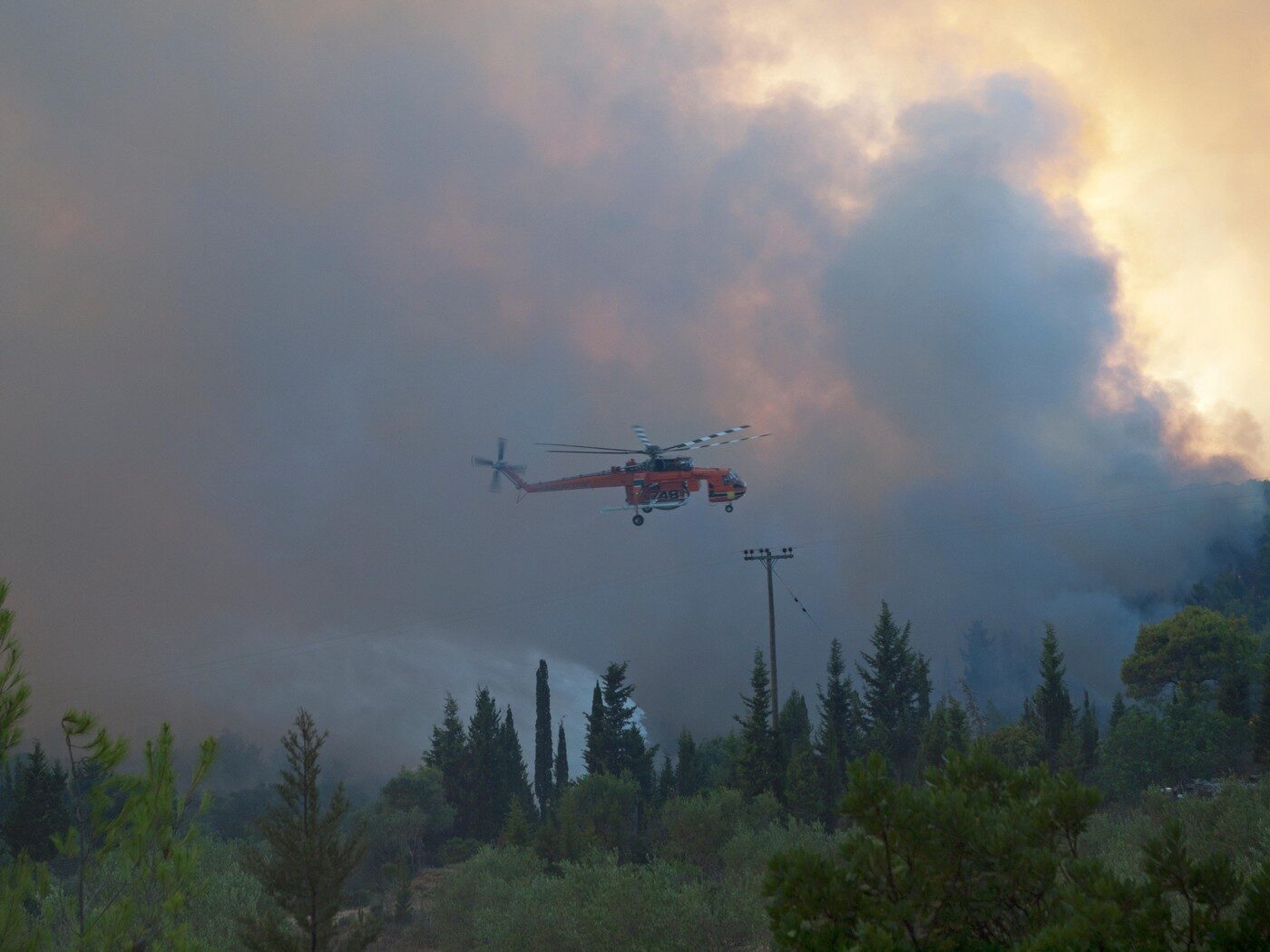 Grecia, incendii: Români evacuați de urgență din Halkidiki și Thassos