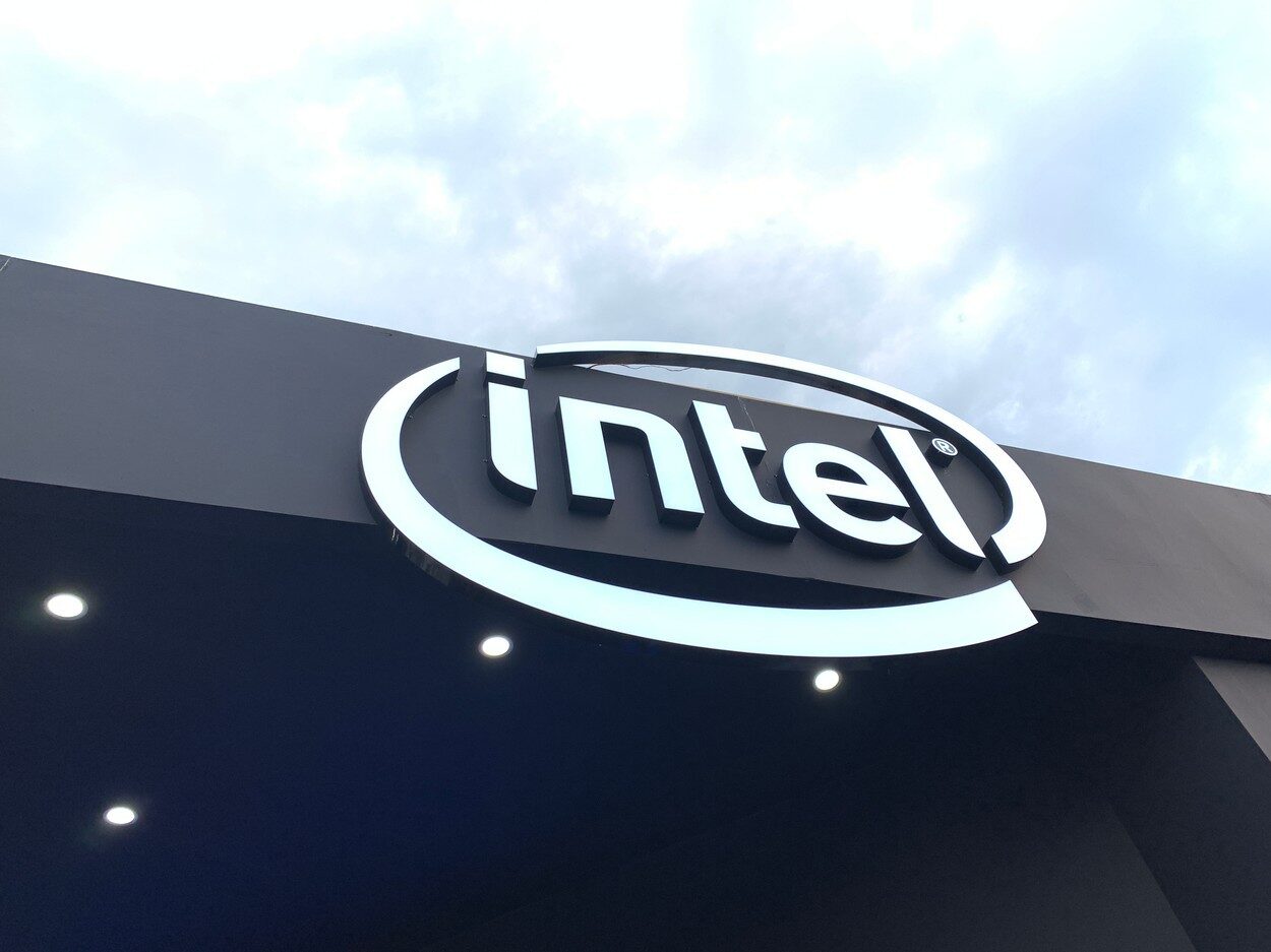 Intel vinde acțiuni de 15 miliarde $ pentru AI. Investitorii furioși