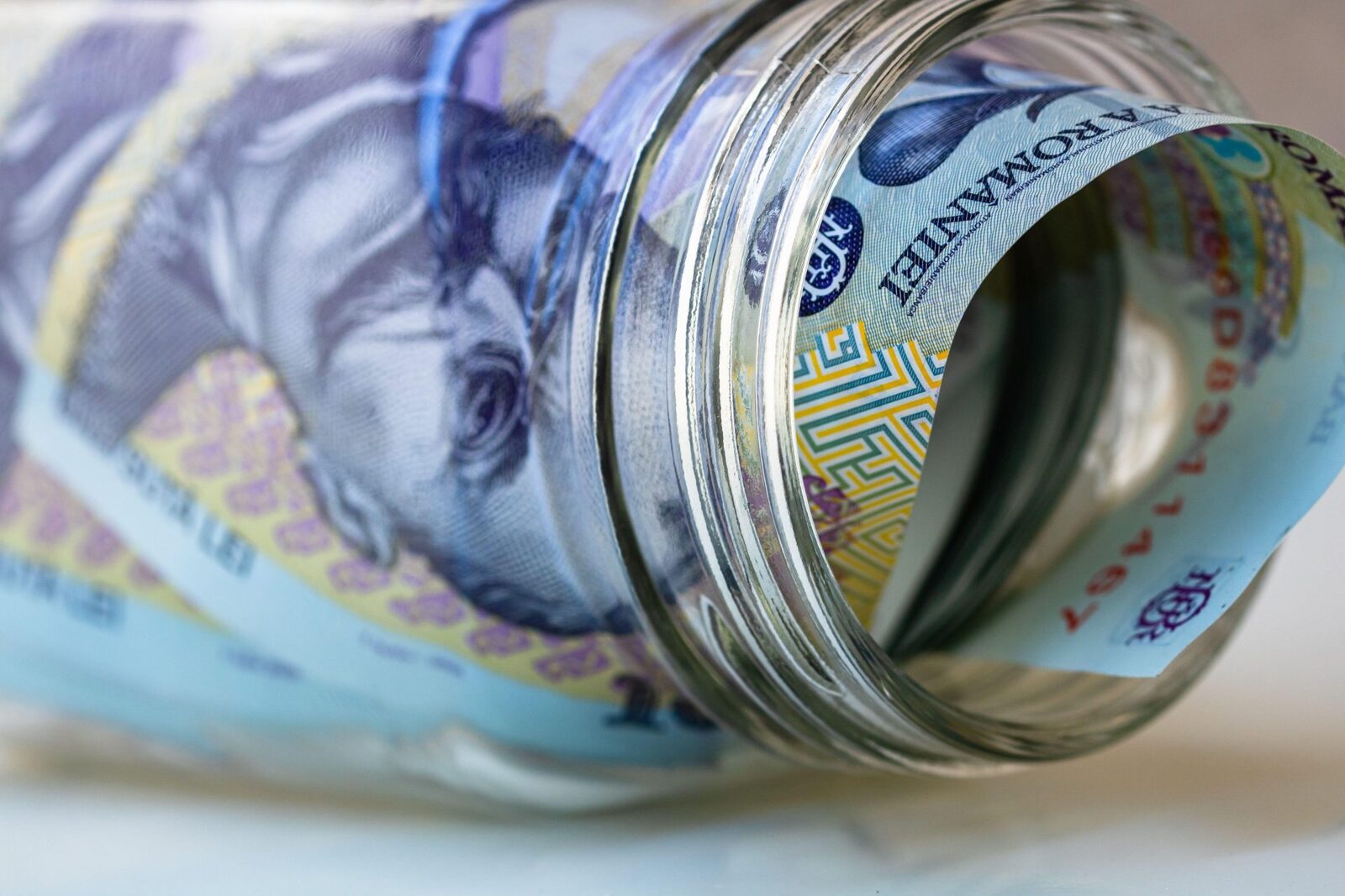 Finanțe: 1,2 mld. Lei luați de stat, dobânzi mari la titluri