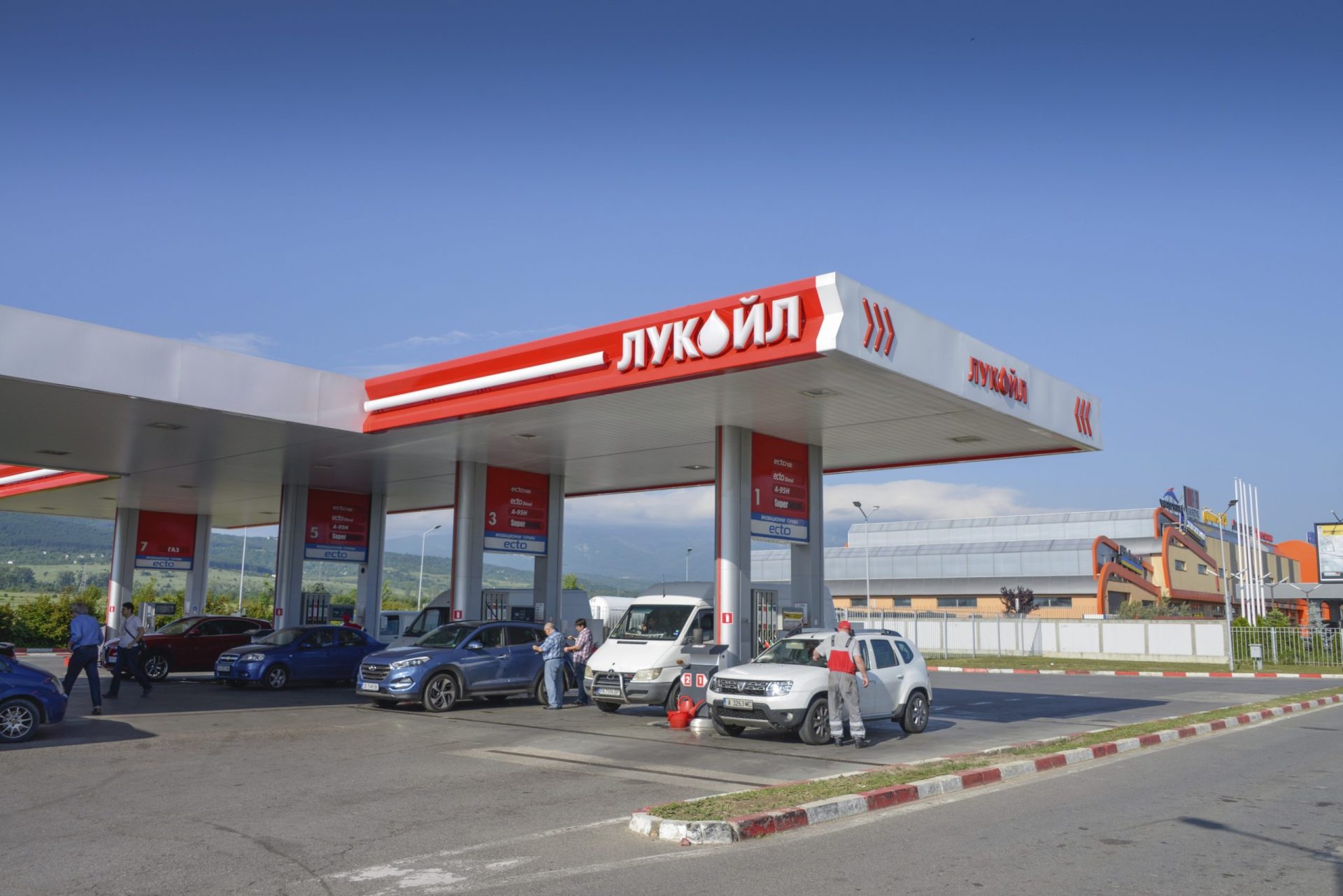 Românii, pe drum spre Bulgaria: Cât costă un plin ieftin la pompă