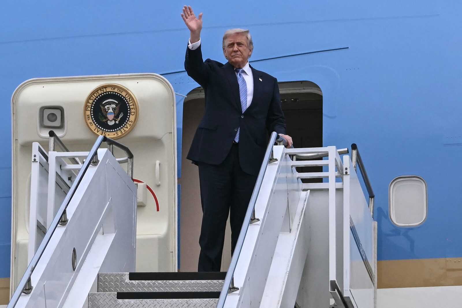 Trump, ascuns la Tg. De catering, pe avion secret din Turcia