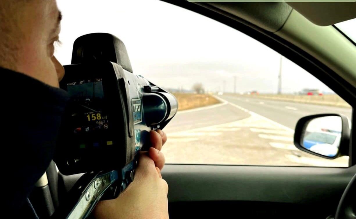 Radar: 172 km/h pe E85. Șofer în grabă la spital după mușcătura unui câine