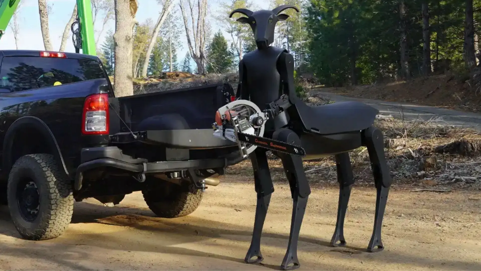 Robotul-centaur cu drujbă, coșmar sau salvare? De ce a cucerit internetul