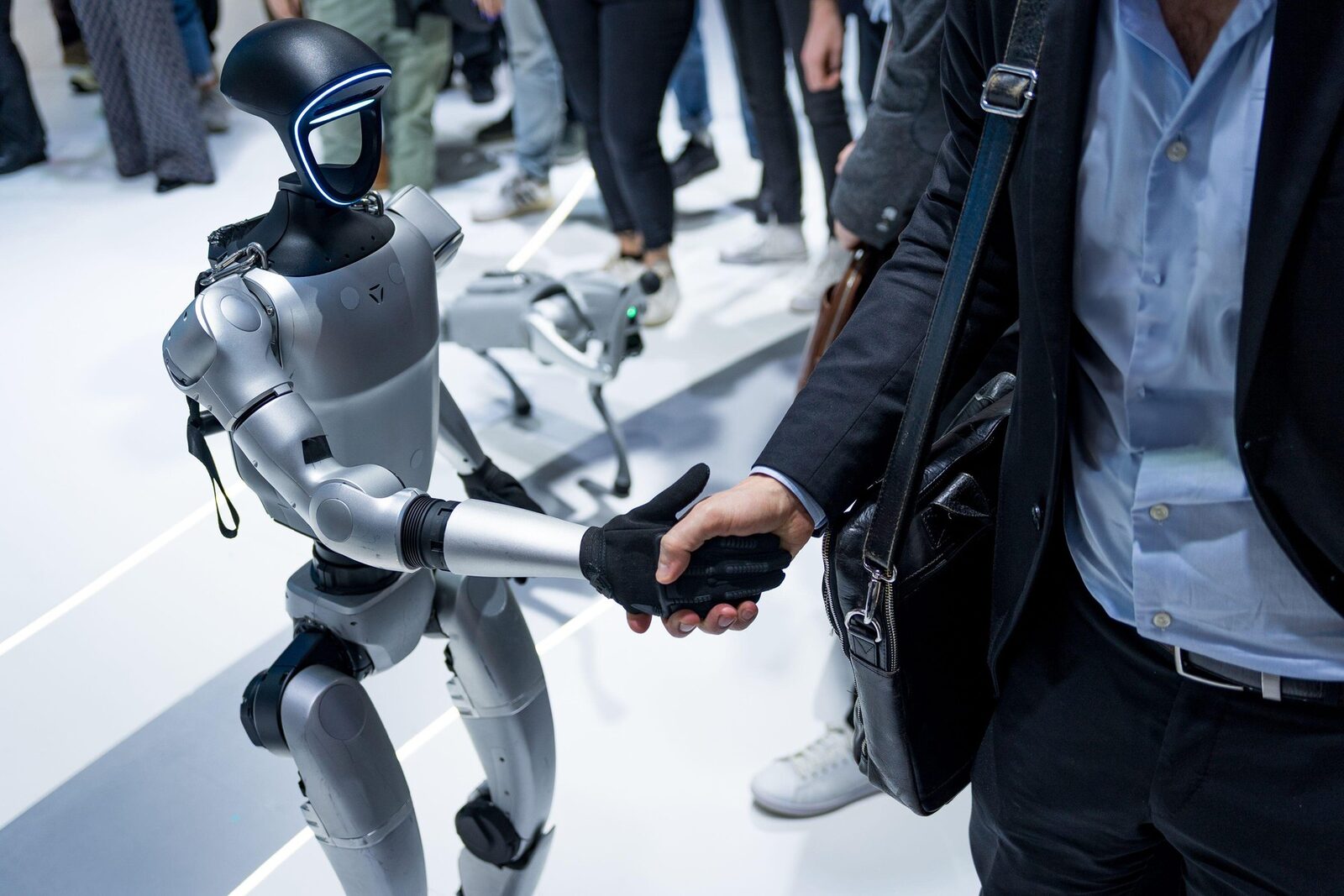 China revoluționează spațiul locativ cu robotul umanoid-stea
