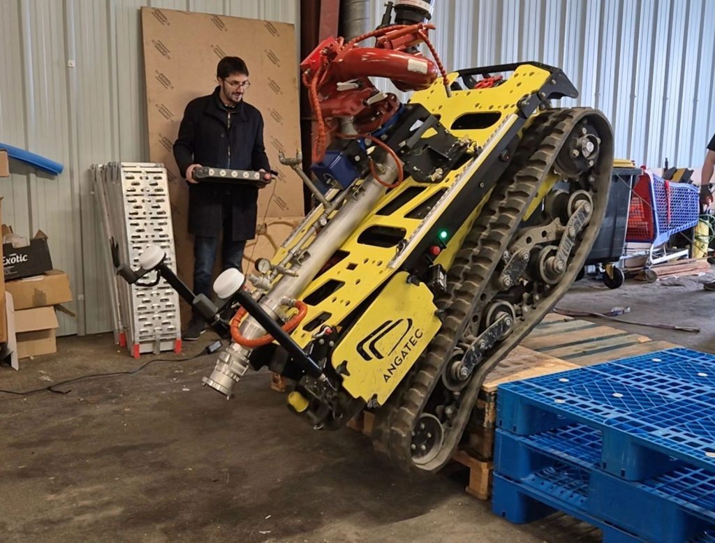 București: Robot revoluționar doboară drone și stinge incendii