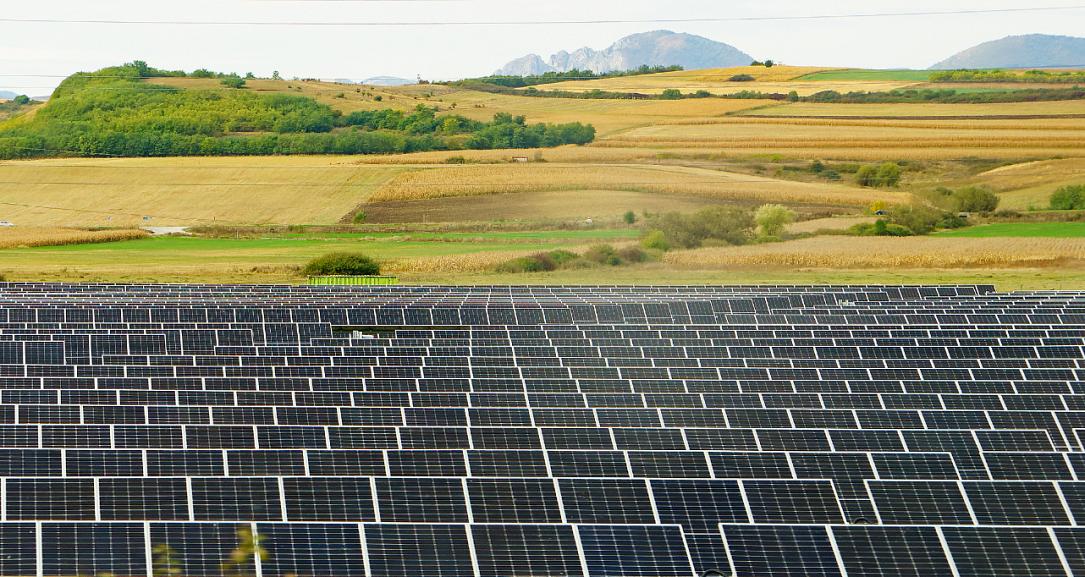 EBRD: 120 mil. € pentru o mare fermă solară și baterii lângă Brașov