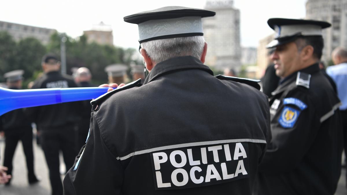Amendați după ce l-au înjurat pe TikTok, polițiștii l-au prins acasă