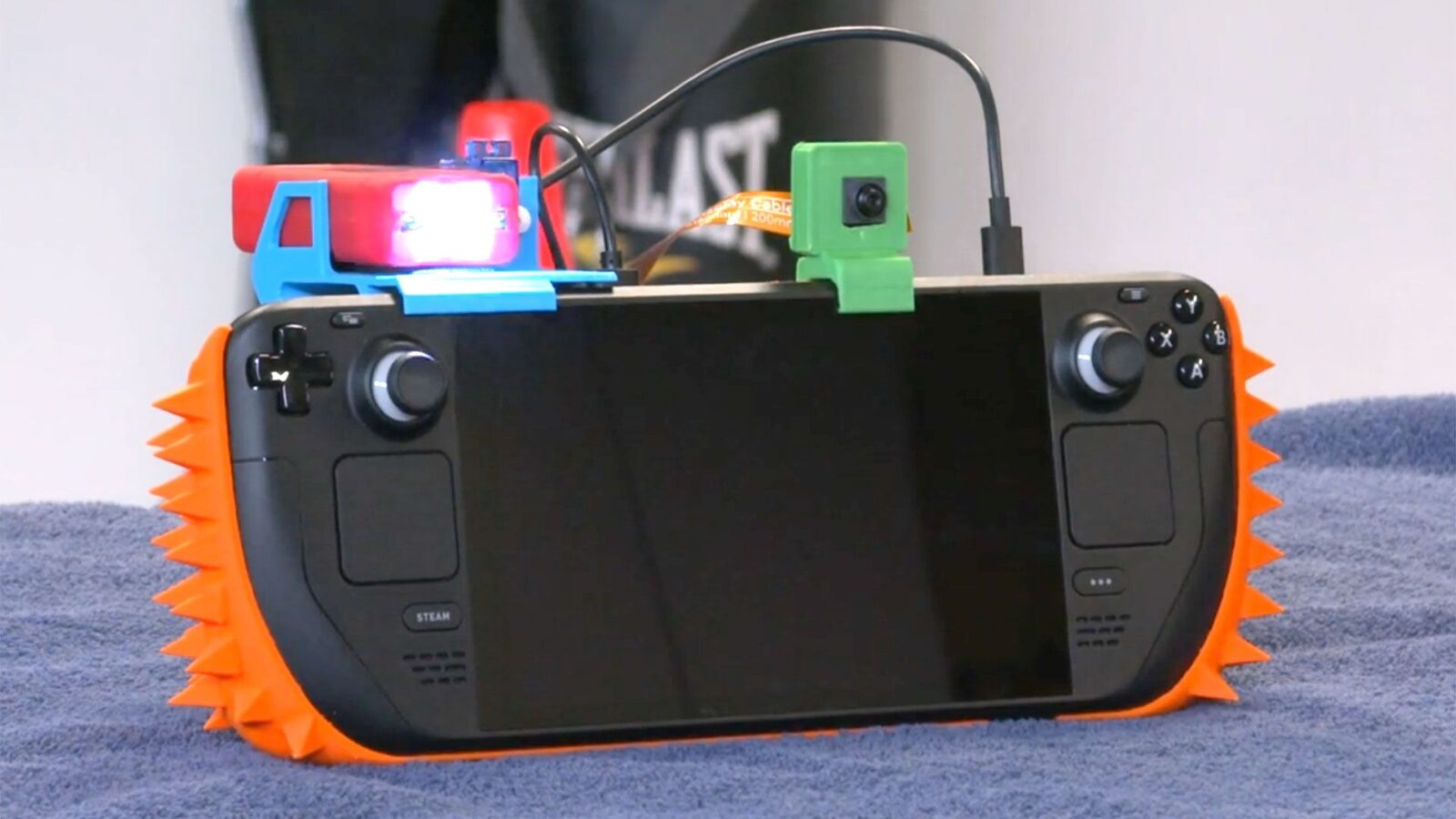 Șocant! Și-a transformat Steam Deck-ul în capcană cu țepi și taser. Motivul absurd