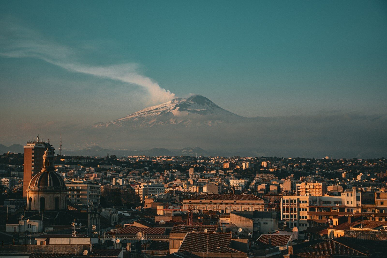 ETNA ERUPTĂ: Aeroportul Catania închis