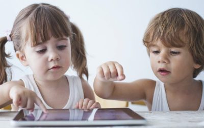 Stresul parental dublează timpul copiilor la ecrane, arată un studiu