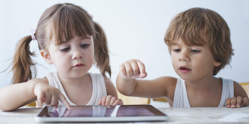 Stresul parental dublează timpul copiilor la ecrane, arată un studiu