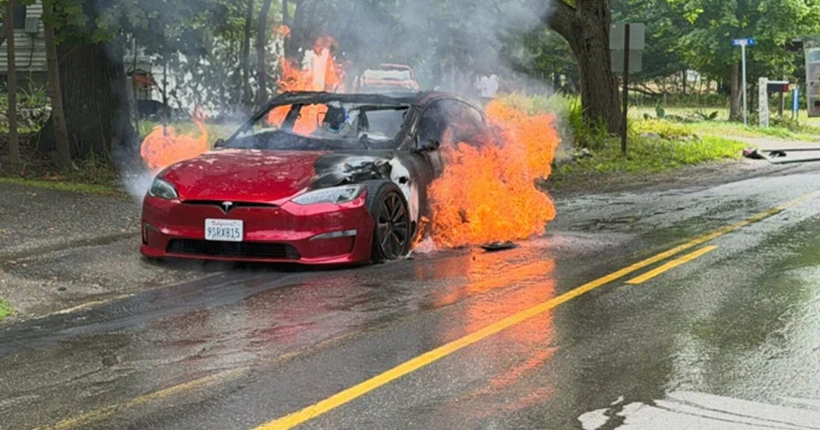 Tesla a intrat în curtea pompierilor. Ce a urmat i-a lăsat mască