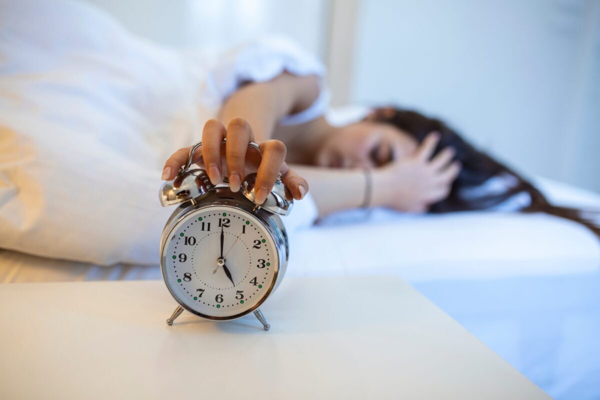 Neurolog: Nu ești mai productiv dacă te trezești la 5 dimineața